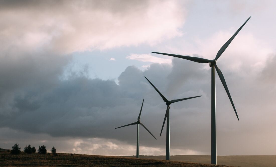 Este curso de 16 horas busca explicar los fundamentos de las energías que se obtienen de fuentes naturales como el sol o el aire (entre otras)