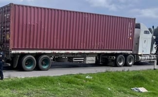 Roban 64 toneladas de vino en Hidalgo; delincuentes abandonan tráiler tras operativo