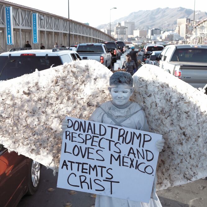 Un niño disfrazado como ángel protestó el domingo contra el anuncio del presidente Donald Trump de imponer aranceles a los productos mexicanos, en el Puente Internacional del Paso Norte, Ciudad Juárez. CHRISTIAN TORRES. EL UNIVERSAL