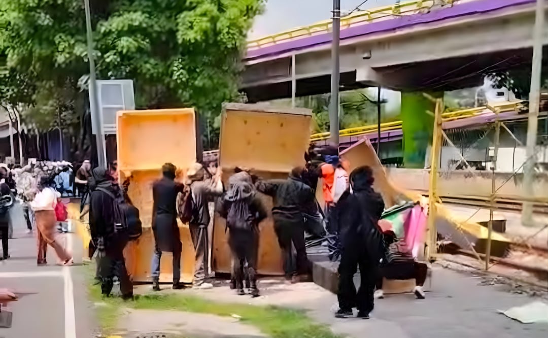 El Servicio de Transportes Eléctricos (STE) reportó que los actos vandálicos cometidos por manifestantes en instalaciones del Tren Ligero “El Ajolote”. | Foto: Especial y Fabián Evaristo.