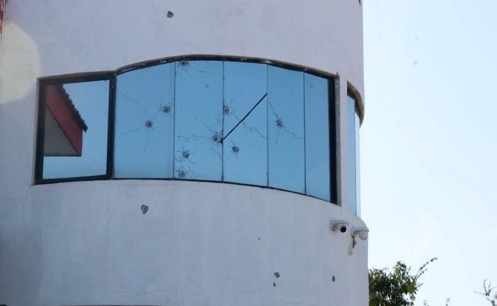 La violencia alcanzó la carretera 544, que conecta Puerto Vallarta con Mascota, a la altura de la delegación de Ixtapa, donde una gasolinera fue atacada a balazos e incendiada (25/02/26). Foto: Juan Carlos Williams/ EL UNIVERSAL