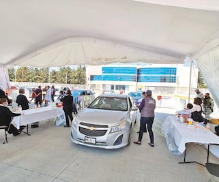 Llegan 3 mil autos al día para dosis de adultos mayores