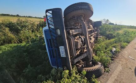 Choca y vuelca camión que transportaba jornaleros en Navolato, Sinaloa; seis fueron trasladados a un hospital  