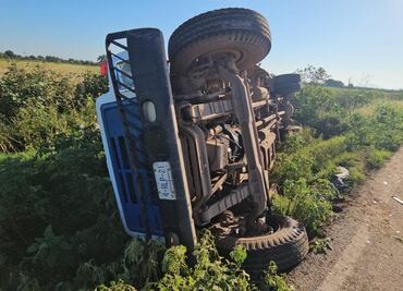 Choca y vuelca camión que transportaba jornaleros en Navolato, Sinaloa; seis fueron trasladados a un hospital