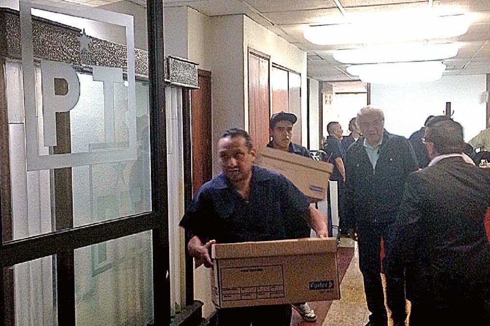Trabajadores ayudaron a desalojar las oficinas de los legisladores del PT para dejarlas en poder del personal de resguardo de la Cámara de Diputados (HORACIO JIMÉNEZ. EL UNIVERSAL)