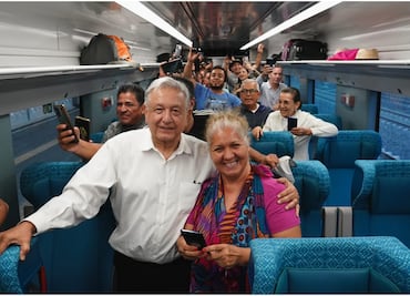 AMLO se sube al Tren Maya rumbo a Cancún, para supervisar obras en Valladolid