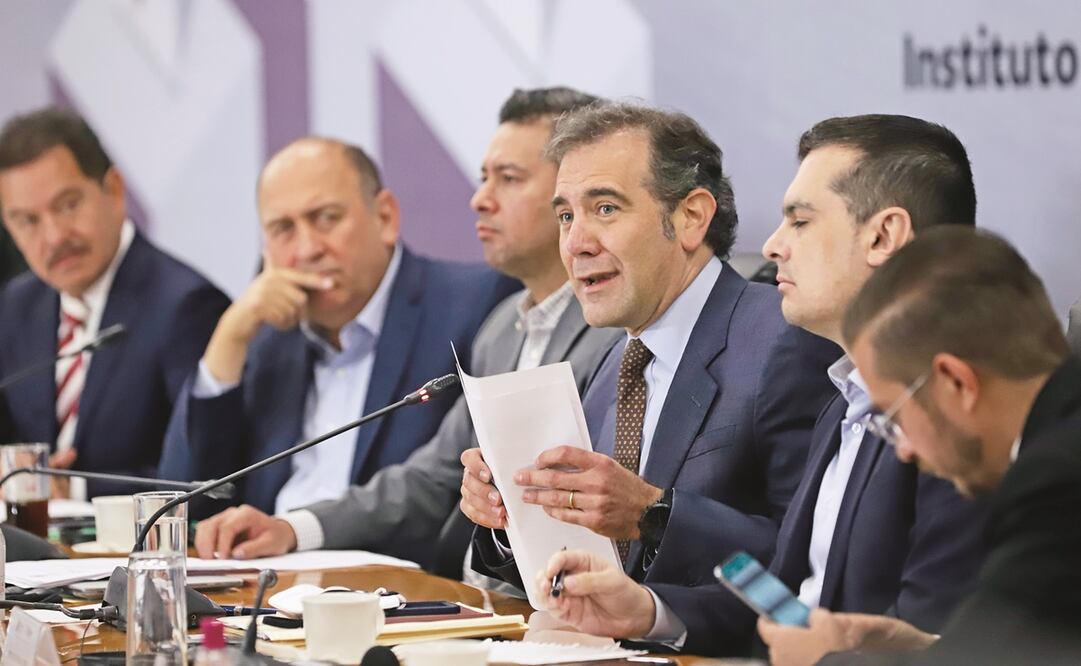 Lorenzo Córdova defendió el uso de recursos en el INE, los cuales consideran “excesivos” diputados morenistas.
