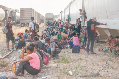 Caravana de migrantes salvadoreños inicia marcha a EU