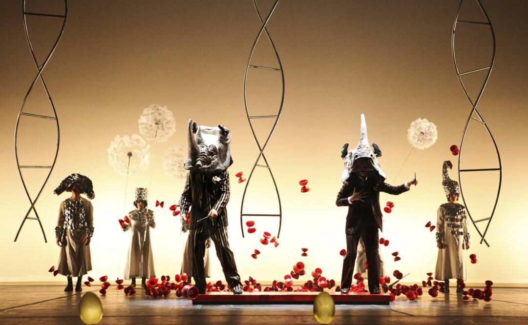 "La Veritá" es un sofisticado espectáculo que combina danza, circo y música del director Daniele Finzi Pasca e inspirado en un telón de fondo pintado por el genio surrealista Salvador Dalí. FOTO: EFE.