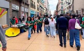 Aficionados desafían la "Ley Seca" en el Centro; precopean en las calles antes de entrar al Fan Fest del Zócalo