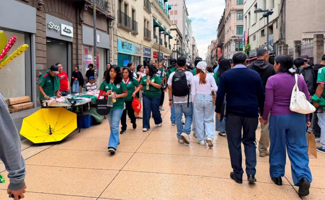 Aficionados desafían la "Ley Seca" en el Centro; precopean en las calles antes de entrar al Fan Fest del Zócalo. Foto: Arturo Ordaz Díaz / EL UNIVERSAL