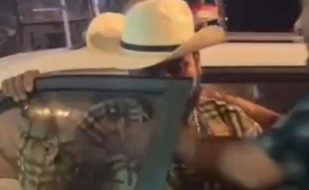 Hombre roba patrulla de la Policía Municipal de Hermosillo y la estrella contra papelería (16/06/2025). Foto: Especial