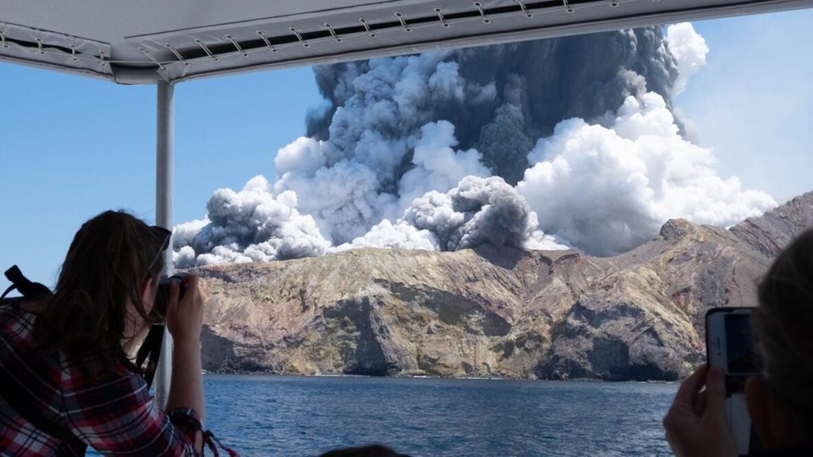 Así captaron unos turistas la erupción del volcán desde un barco (EPA)