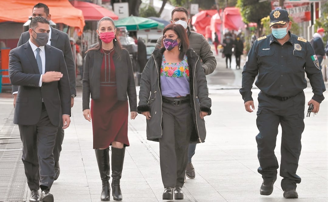 Claudia Sheinbaum encabezó ayer la presentación de 100 nuevos policías para Iztapalapa, donde celebró los avances en seguridad. Foto: JUAN BOITES. EL UNIVERSAL
