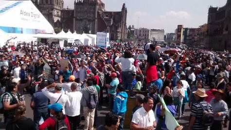 CNTE se desplaza al Zócalo; cierran estación del Metro