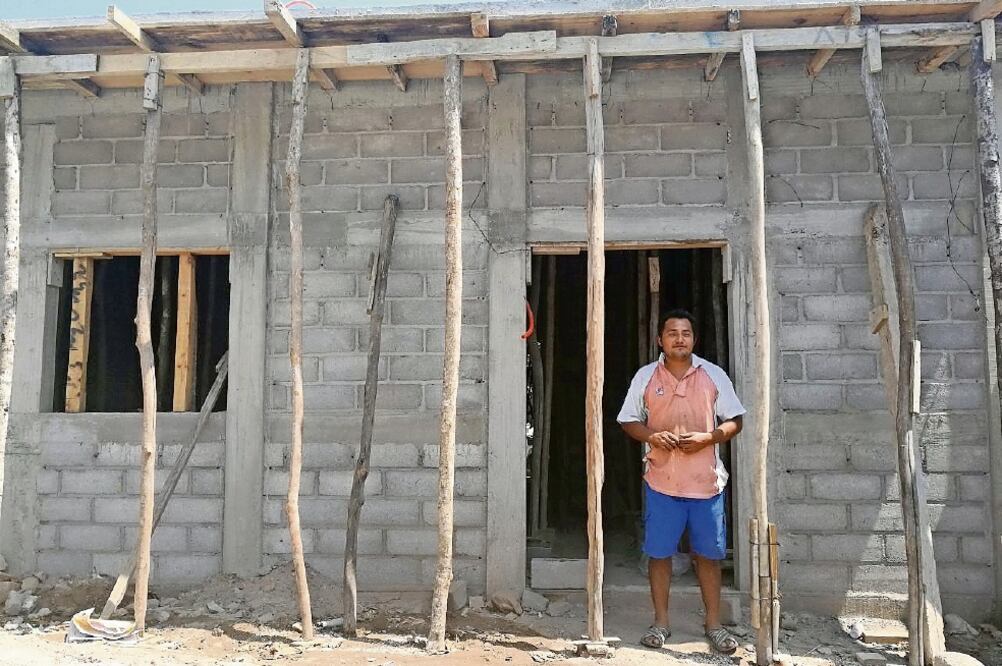 Familias afectadas que empezaron la reconstrucción de su vivienda en los últimos meses de 2017, hoy ya ven concluida una casa de un piso, conformada por sala, cocina, baño y una recámara (FOTO: ROSELIA CHACA. EL UNIVERSAL)