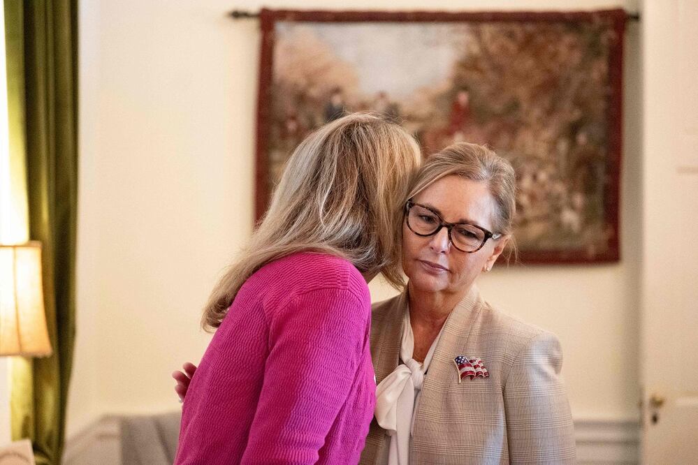 La senadora Darline Graham (de beige), en un acto de campaña en el club Green Boundary, en Aiken, Carolina del Sur, el lunes. FOTO: AFP