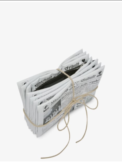 Esta bolsa tiene las características que debe tener un periódico impreso. Foto: Moschino