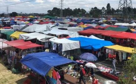 Vehículo arrolla varios puestos en tianguis de Culiacán; un menor resulta lesionado