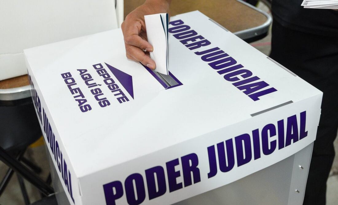La Junta Local Ejecutiva del Estado de México del Instituto Nacional Electoral y el Instituto Electoral del Estado de México realizaron un simulacro de votación en casilla seccional, previo a la elección del Poder Judicial del próximo 1 de junio en donde serán elegidos jueces y magistrados, esto como una forma para que la ciudadanía se familiarice para poder emitir su voto. Foto: Cuartoscuro