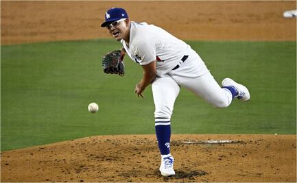 Julio Urías, apoyado por su ofensiva, consigue su primera victoria de la temporada