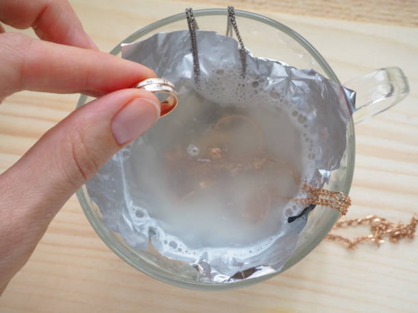 Limpia la oxidación de tus joyas en un recipiente con bicarbonato de sodio, agua y jugo de limón. Foto: Unsplash