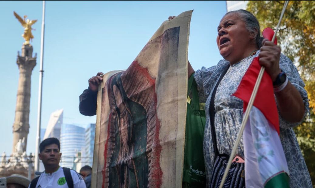 Manifestantes de la Marcha Generación Z salieron del Ángel de la Independencia al Zócalo capitalino, con una parada en la Glorieta de las mujeres que luchan por paso del Desfile de la Revolución Mexicana en la Ciudad de México, el jueves 20 de noviembre de 2025. Foto: Luis Camacho/EL UNIVERSAL