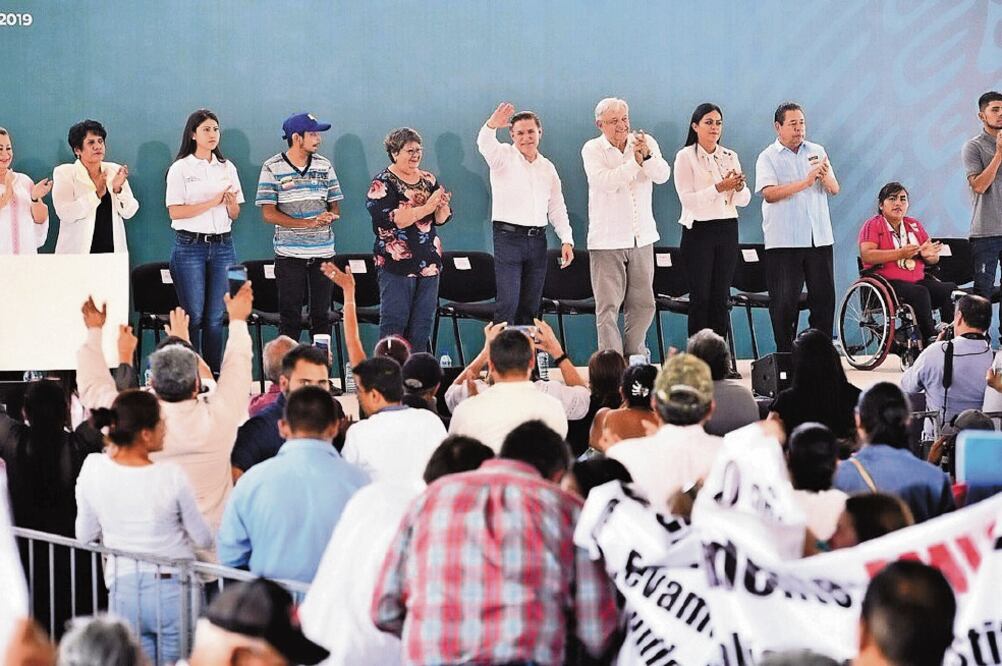 AMLO consulta a población. Al cuestionar, el Presidente, sobre los recursos, habitantes de Durango pidió que se destinen en agua. Foto/ Especial