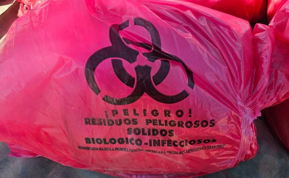 Metanfetamina colocada en bolsas de plástico color rojo etiquetadas con la leyenda “residuos peligrosos” (08/09/2025). Foto: Especial