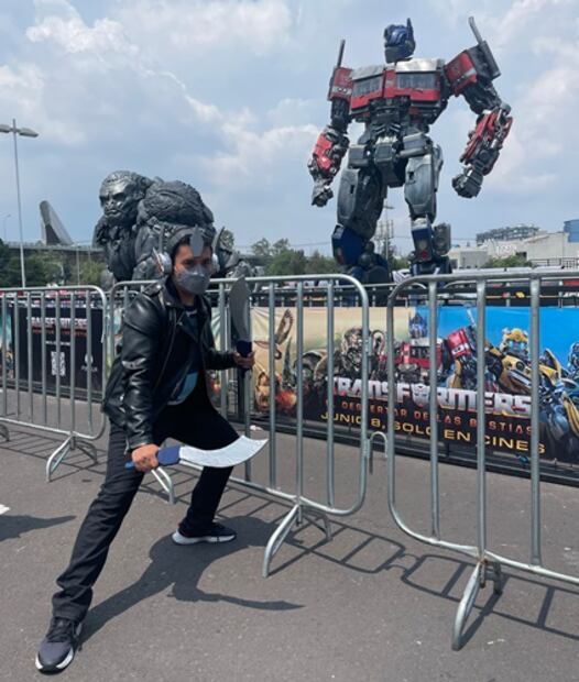 Algunos seguidores de la saga acudieron hasta una plaza del sur de la ciudad para fotografiarse con sus personajes favoritos. Foto: Nicole Trejo/ EL UNIVERSAL