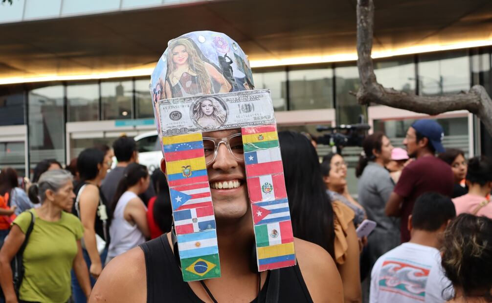 Fanáticos de la cantante esperan a las afueras de la clínica Delgado, donde se encuentra hospitalizada. Foto: EFE.