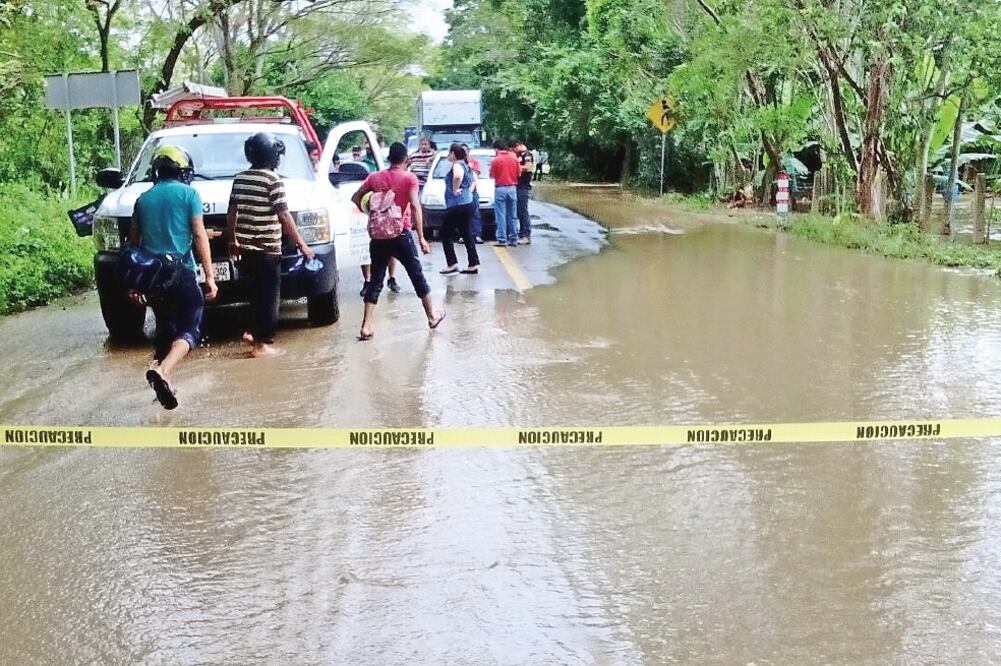 En Villahermosa, el desbordamiento del río Teapa provocó vados que impidieron el paso a cientos de vacacionistas que llegaban a bordo de sus vehículos. Foto: LUMA LÓPEZ. EL UNIVERSAL