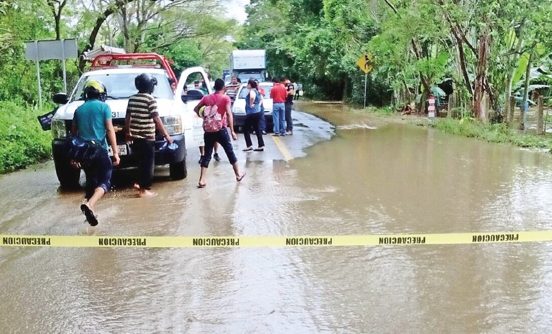 En Villahermosa, el desbordamiento del río Teapa provocó vados que impidieron el paso a cientos de vacacionistas que llegaban a bordo de sus vehículos. Foto: LUMA LÓPEZ. EL UNIVERSAL