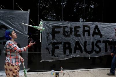 Hojitas sueltas con las cuentas que adeuda la Secretaría de Cultura a los artistas