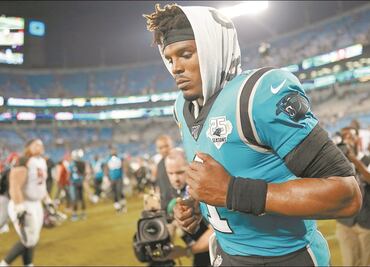 Cam Newton firma con los Patriots