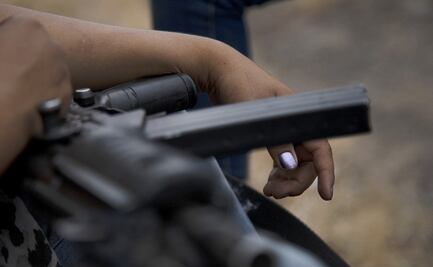 Mujeres embarazadas y con hijos pequeños toman las armas para defenderse del CJNG en Michoacán 