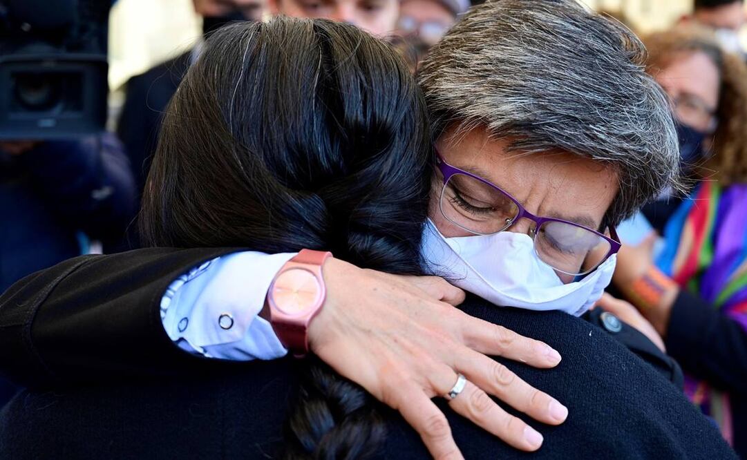 La alcaldesa de Bogotá, Claudia López, con familiares del abogado víctima de la brutalidad policiaca (Foto: EFE)