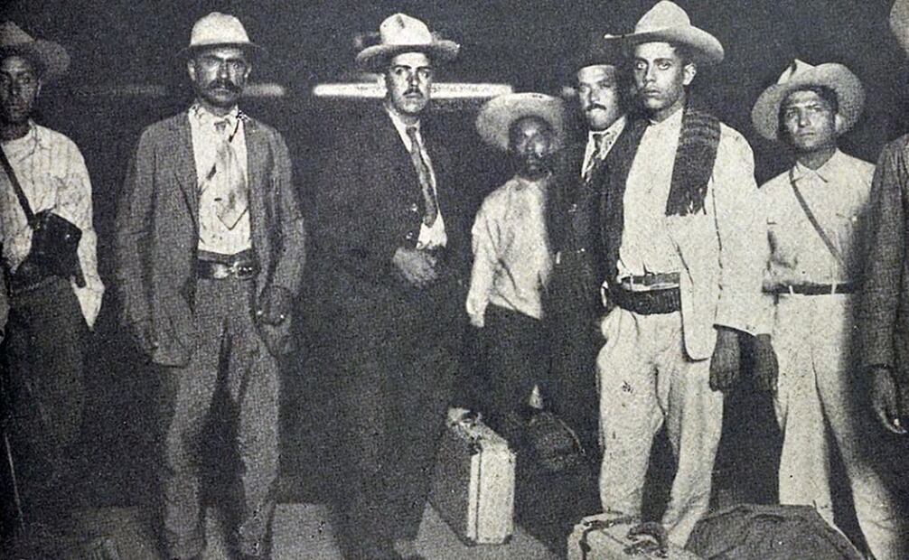 Llegada de Rodolfo Herrero a la Ciudad de México, acompañado por el general Lázaro Cárdenas. Herrero reconoció que engañó a Venustiano Carranza para mantenerlo en Tlaxcalantongo, pero siempre aseguró que lo quería con vida. Foto: Hemeroteca EL UNIVERSAL.