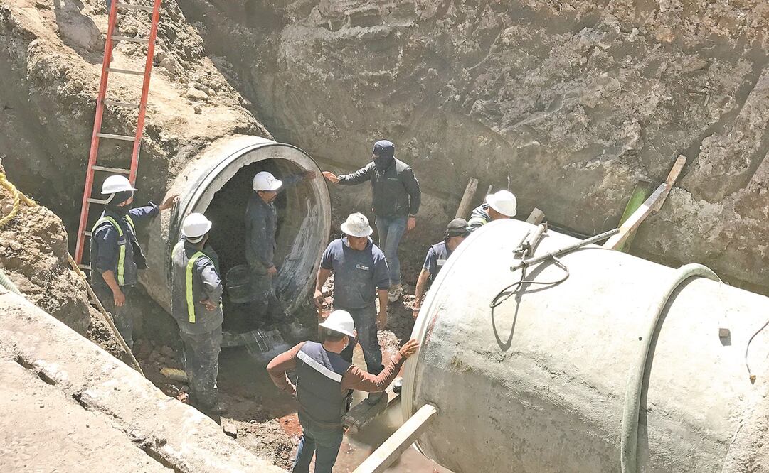 Este miércoles, trabajadores colocaron dos tramos de tubo e iban a comenzar con labores de sellado y pruebas para determinar que no haya fisuras. La infraestructura afectada es conocida como Los Reyes Ferrocarril. Foto: Rebeca Jiménez. EL UNIVERSAL