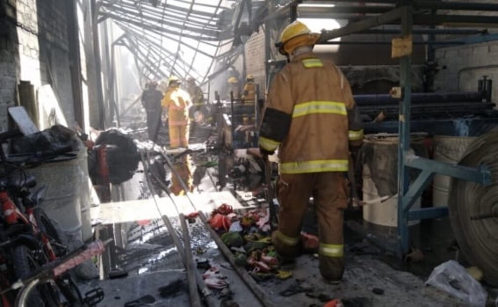 Incendio consume fábrica de textiles en León, Guanajuato