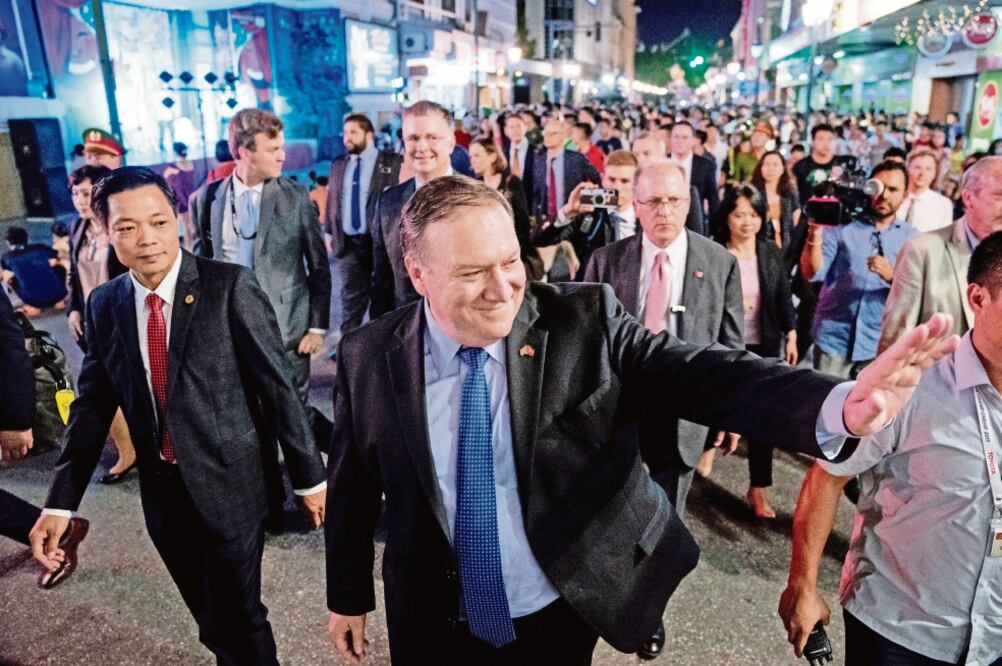 Mike Pompeo, secretario de Estado estadounidense, ayer durante su visita a Hanoi. Prevé reunirse, entre otros, con el primer ministro Nguyen Xuan Phuc. Foto: ANDREW HARNIK. AP