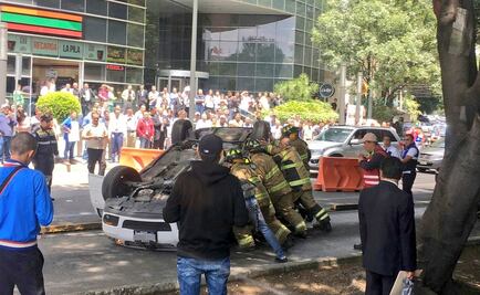 Reportan volcadura de auto sobre carril del Metrobús en Insurgentes