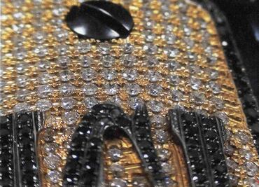 Sale a relucir pistola con diamantes en juicio de "El Chapo"