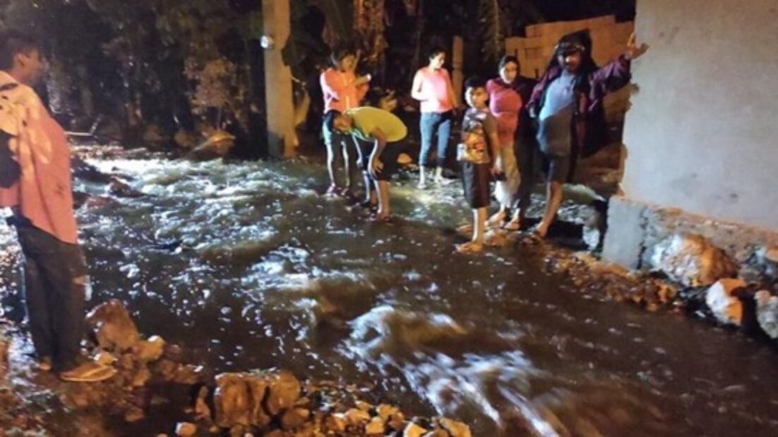 Lluvia deslava cerros y causa apagones al sur de Yucatán
