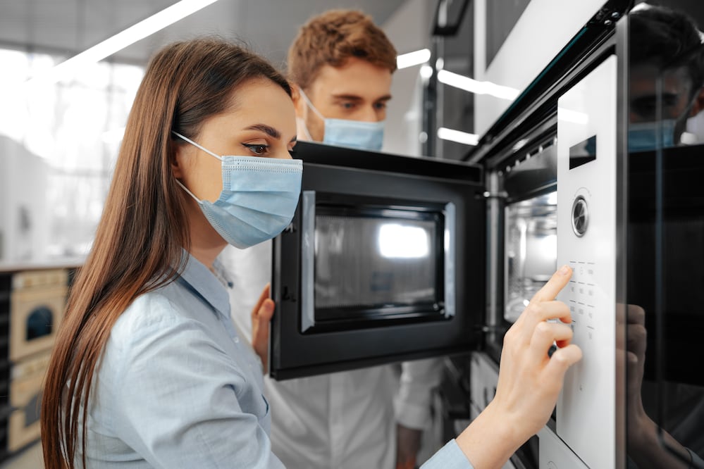 El microondas es uno de los electrodomésticos más comunes y prácticos en la cocina moderna. Foto: Freepik