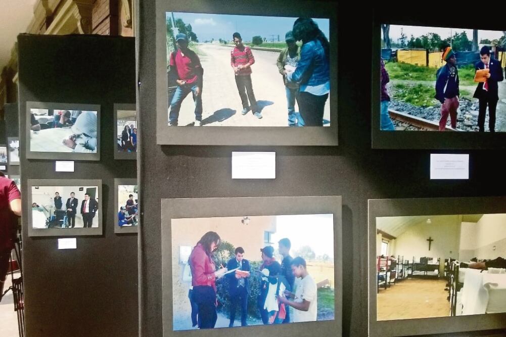 En Tlalnepantla se presentó la muestra fotográfica “De paso. Migrantes por el Estado de México”, luego de que este municipio firmó convenios de colaboración con la Codhem para brindar apoyo a estos visitantes (JUAN M. BARRERA. EL UNIVERSAL)