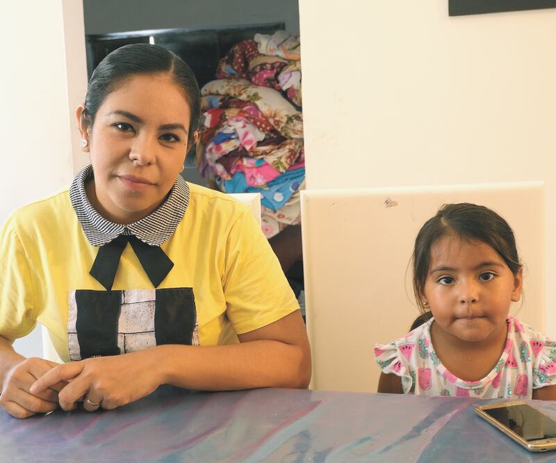 María del Refugio junto a su hija Kahlani Rivera, de tres años, en el primer día de clases virtuales. MELISSA AMEZCUA. EL UNIVERSAL