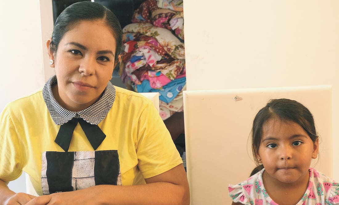 María del Refugio junto a su hija Kahlani Rivera, de tres años, en el primer día de clases virtuales. MELISSA AMEZCUA. EL UNIVERSAL