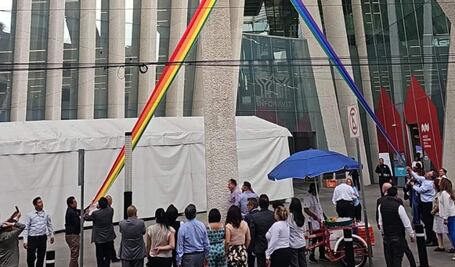 Rompen banderas LGBT en oficinas del Infonavit; "es un acto de barbarie", dice su director