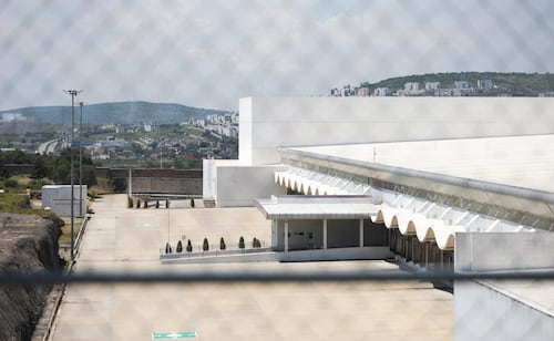 La megafarmacia ya no es ni bodega; inaugurada en 2023, hoy se encuentra vacía y desolada